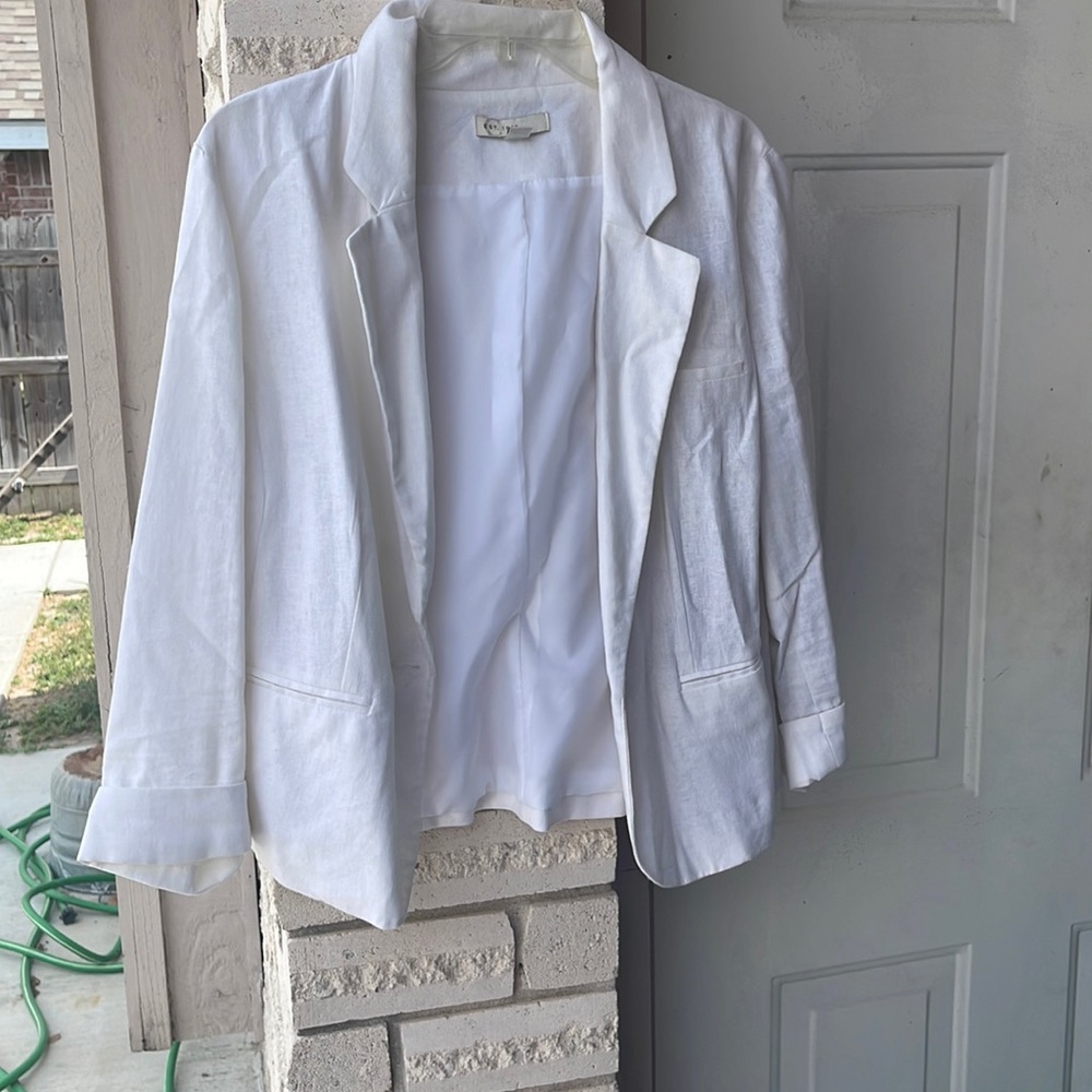 This is a blazer the brand is CATO, size 14/16 W, color is white
